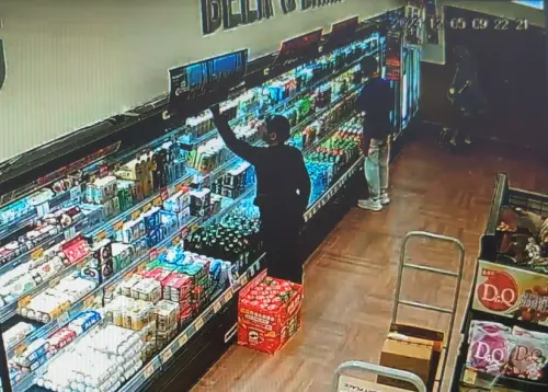 74歲陳姓男子以奇異筆畫假髮遮蔽禿頭特徵,再度下手行竊超市仍被逮。(圖/永和分局提供) ▲74歲陳姓男子以奇異筆畫假髮遮蔽禿頭特徵,再度下手行竊超市仍被逮。(圖/永和分局提供)