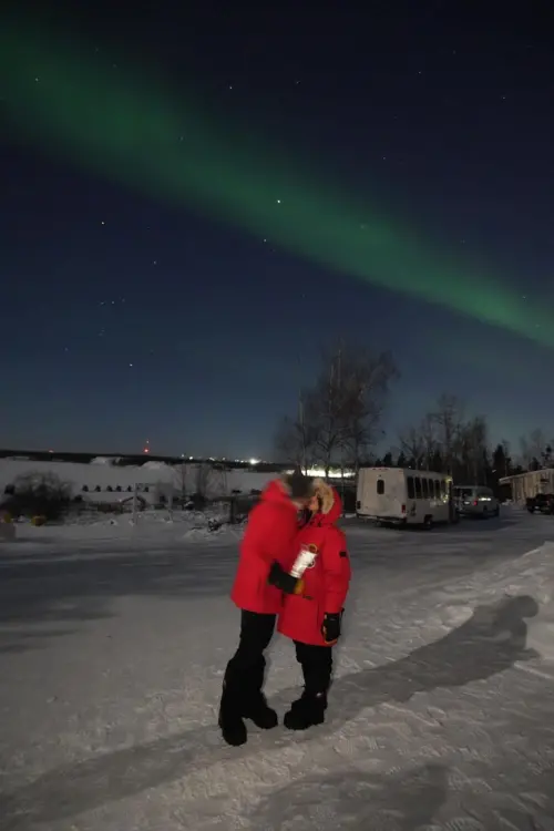 ▲男方極光下捧紅玫瑰深情相贈,夢幻雪景襯托浪漫一吻,畫面唯美動人!(圖/薔薔臉書) ▲男方極光下捧紅玫瑰深情相贈,夢幻雪景襯托浪漫一吻,畫面唯美動人!(圖/薔薔臉書)