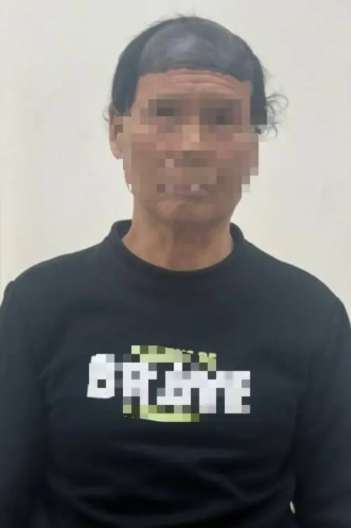 74歲陳姓男子以奇異筆畫假髮遮蔽禿頭特徵,再度下手行竊超市仍被逮。(圖/永和分局提供) ▲74歲陳姓男子以奇異筆畫假髮遮蔽禿頭特徵,再度下手行竊超市仍被逮。(圖/永和分局提供)