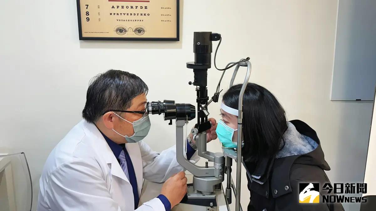 ▲達特楊眼科聯盟執行長洪啟庭指出，50%的「眼瞼黃斑瘤」患者，抽血可見偏高的總膽固醇、三酸甘油脂與非常低密度膽固醇(VLDL)。（圖／記者陳美嘉攝，2025.02.17）