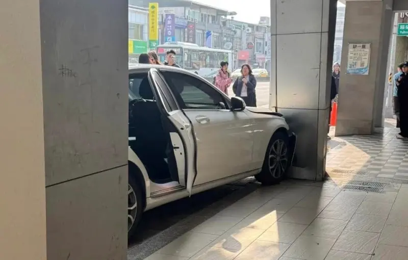 ▲57歲翁姓男子今（17）日下午駕駛賓士車突然失控，先是撞上機車待轉區，再衝上人行道，造成5人受傷。（圖／翻攝陳思宇臉書）