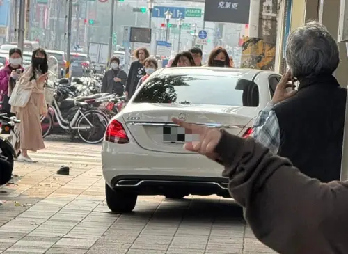 ▲57歲翁姓男子今（17）日下午駕駛賓士車突然失控，先是撞上機車待轉區，再衝上人行道，造成5人受傷。（圖／翻攝陳思宇臉書）