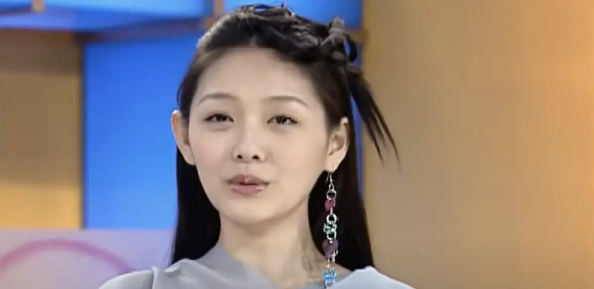 ▲大S（徐熙媛）在離世後，八大電視台特別將她生前主持《娛樂百分百》的片段作成特輯，24小時馬拉松直播，讓粉絲淚崩喊道：「妳還在，對嗎？」（圖／八大電視娛樂百分百 YouTube）