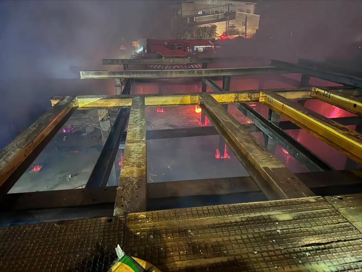 ▲ 新北鶯歌工廠不明原因在晚間10點多突然起火燃燒，消防獲報到場灌救中。（圖／新北消防局提供）