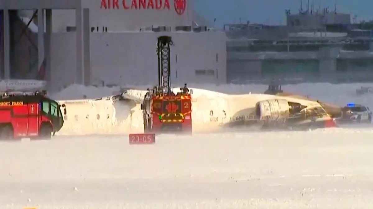 ▲達美航空一架客機，週一降落在加拿大多倫多皮爾森機場時失事翻覆，機腹朝天且一度著火，機上所有人員奇蹟生還。（圖／美聯社／達志影像）