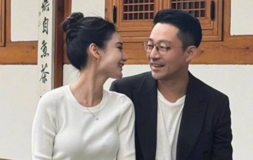 ▲汪小菲（右）回北京後，不只帶著現任妻子Mandy（左）去吃情人節大餐，隔天兩人還去北京的求子聖地拜拜，先前他為大S深情痛哭的人設破滅。（圖／汪小菲微博）