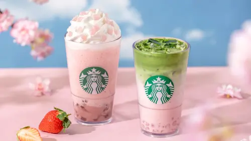 ▲明天「星巴克買一送一」咖啡優惠！特大杯那堤77.5元、摩卡85元；新品草莓紅豆米布丁奶霜星冰樂、櫻花風味草莓抹茶那堤「半價多一杯」買法一覽。cama café二月單杯折10元、2杯88折。（圖／星巴克提供）