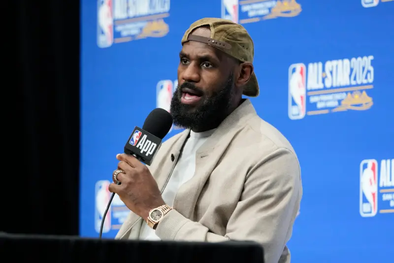 ▲洛杉磯湖人球星「詹皇」LeBron James因傷並未出賽今年的NBA美國職籃（National Basketball Association）全明星賽正賽，他雖然有出席活動，但沒有上場打球。（圖／美聯社／達志影像）