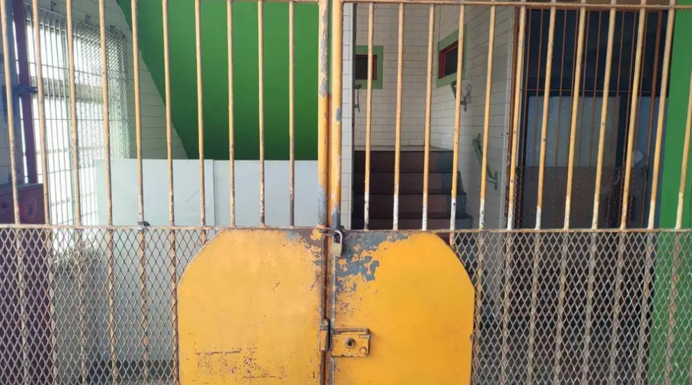 ▲曾收容大量精神病患的高雄龍發堂，爆發一名林姓幹部涉以鐵鍊拘禁並持棍棒毆打收容人，橋頭地檢署日前偵結，依私行拘禁及傷害等罪嫌起訴。（圖／翻攝畫面）