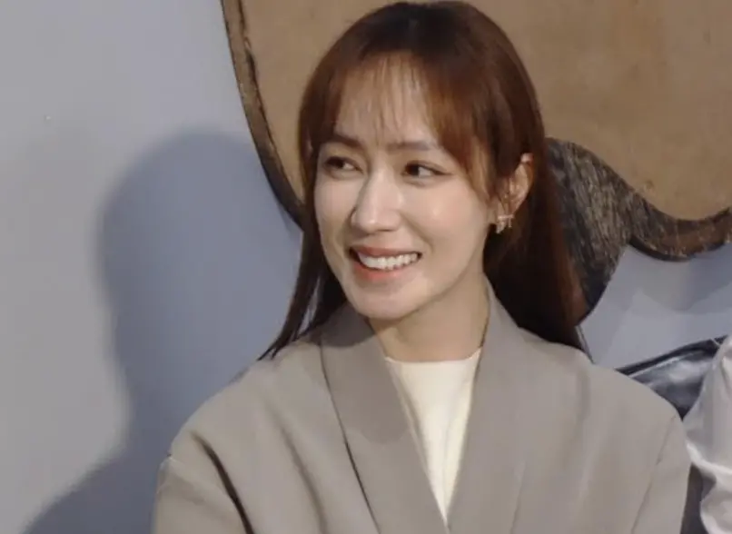 ▲小薰透露和鄭人碩交往5年，彼此已很像老夫老妻，西洋情人節時也沒有收到他給的驚喜，對於結婚目前是0衝動，但承認鄭人碩在平常生活中會讓她感到驚喜。（圖／全民大劇團提供）