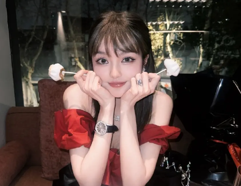 ▲周揚青（如圖）近日被拍到和神祕男約會，她事後補曬情人節約會照片，透露目前確實有新對象在了解中，是物理學博士。（圖／微博）