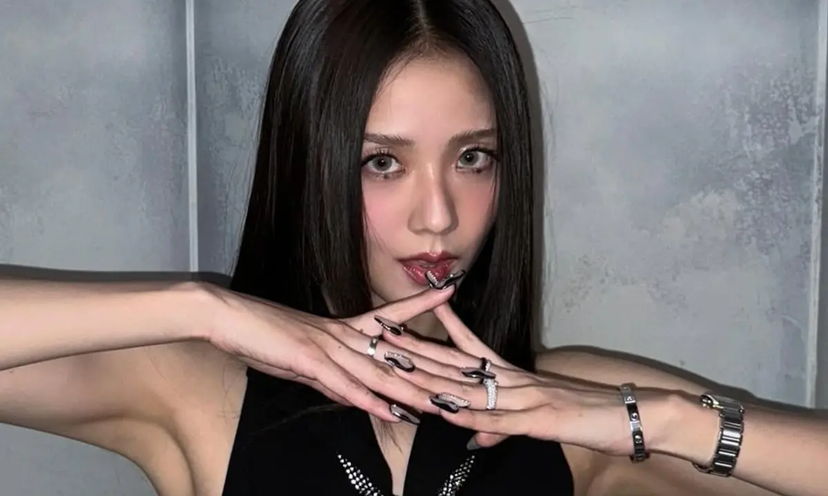 ▲Jisoo（如圖）近日推出新歌，造型被台灣粉絲認為撞臉資深女星葉全真，兩人的對比照讓網友看呆，直呼「像失散的姐妹」。（圖／Jisoo IG）