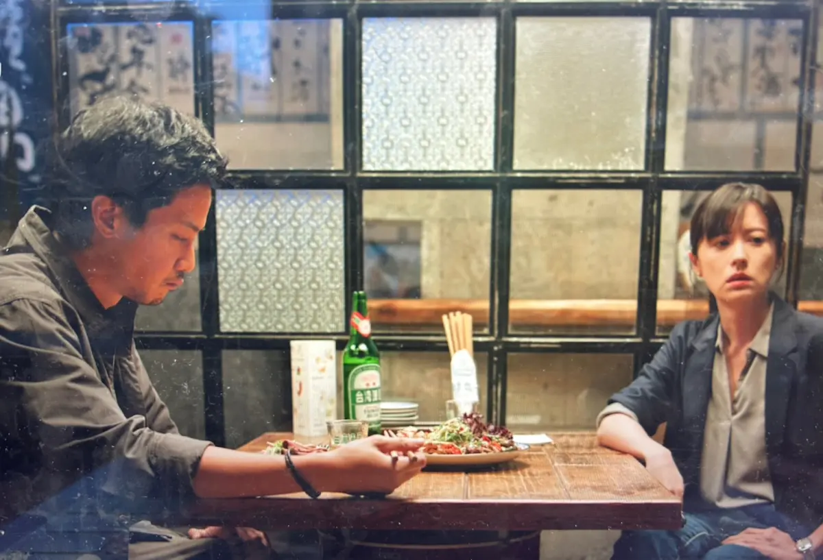 ▲薛仕凌（左）和林予晞（右）在《死了一個娛樂女記者之後》很常去渣男滷味攤爆紅，而每次薛仕凌都指定的「公館唯一」珍奶，原本編劇想的是陳三鼎，但後來因為店家倒了，所以沒有這間店。（圖／翻攝自Netflix）