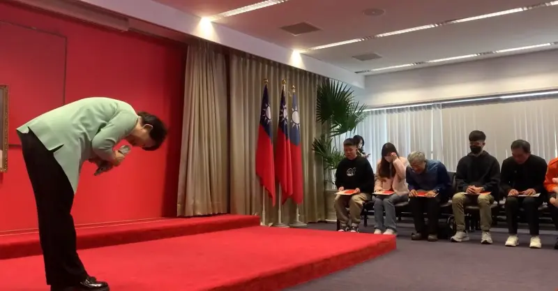 ▲台中市長盧秀燕致詞時情緒激動，三度向救災英雄鞠躬致謝。（圖／記者顏幸如攝，2025.02.18）