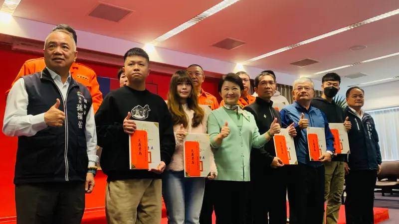 ▲台中市長盧秀燕頒獎表揚新光三越氣爆案的救災英雄。（圖／記者顏幸如攝，2025.02.18）