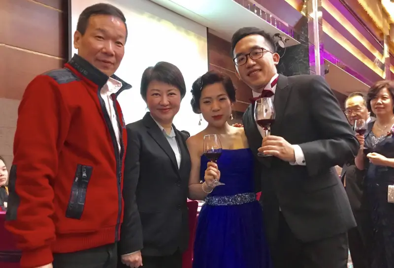 ▲徐巧芯丈夫劉彥澧（右）遭爆上班時間在打德州撲克。（圖／翻攝自盧秀燕臉書）