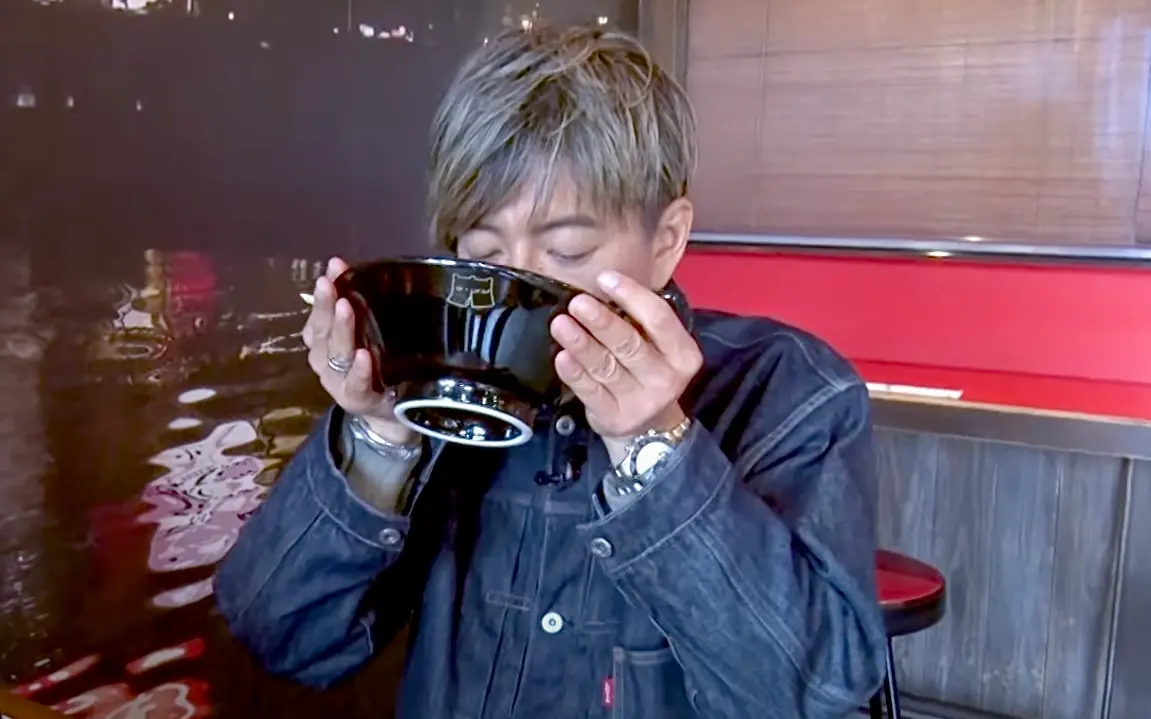 ▲日本52歲男神木村拓哉Youtube公開初訪「一蘭拉麵」影片，豪邁吃法「把湯喝到一滴不剩」比廣告還香，狂吸226萬人觀看。日本資深店員認證「超懂吃」3種推薦菜單、價格一次整理。（圖／翻攝自Youtube@木村拓哉）