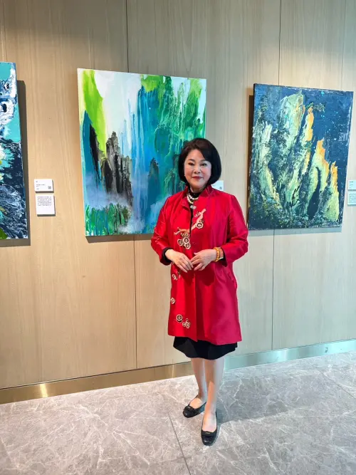 公益展展出多幅謝麗美藝術家2025新作和之前1.0瞬間流展受到好評的作品。(圖/NOWnews攝) ▲公益展展出多幅謝麗美藝術家2025新作和之前1.0瞬間流展受到好評的作品。(圖/NOWnews攝)