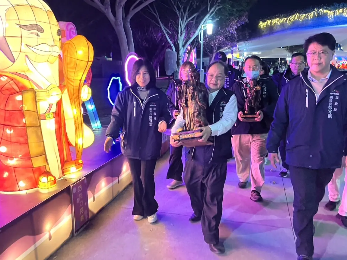 ▲中台灣元宵燈會「樂in-love」燈區，熄燈後民政局長吳世瑋親自恭迎月老神尊返回民政局安座(圖／民政局提供2025.2.18)