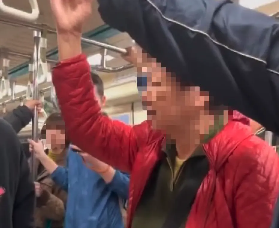 ▲一名女網友日前搭乘台北捷運時，因太過疲累坐在博愛座上補眠，沒想到被一名阿嬤用力踢醒，不久後還補踹一腳，讓她氣炸反擊。（圖／翻攝自Threads）