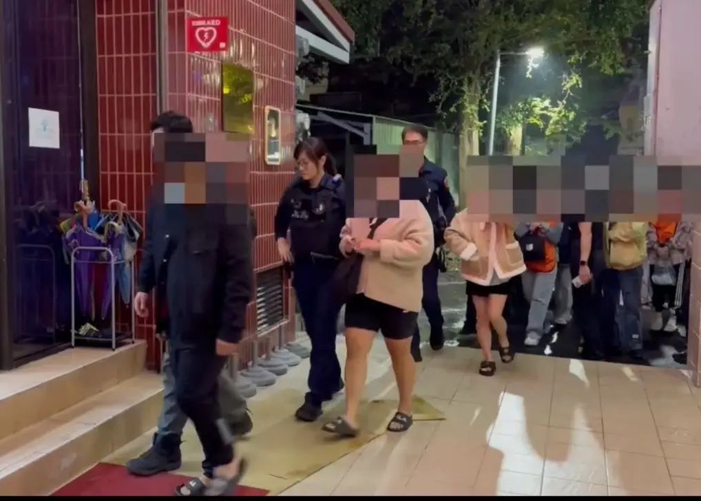 ▲高雄養生館顧外籍女為男客紓壓，見警上門秒拋男客逃竄，全案6名女服務生及2男客，依涉嫌妨害風化罪嫌移請高雄地檢署偵辦。（圖／記者郭凱杰翻攝）