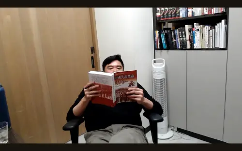 ▲呂捷在下播後仍在認真讀書。（圖／翻攝呂捷YouTube）