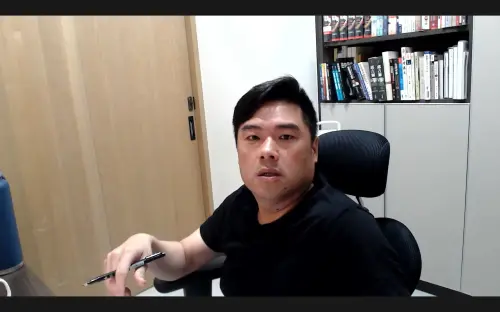 ▲呂捷終於發現直播尚未關閉，驚訝地盯著鏡頭看。（圖／翻攝呂捷YouTube）