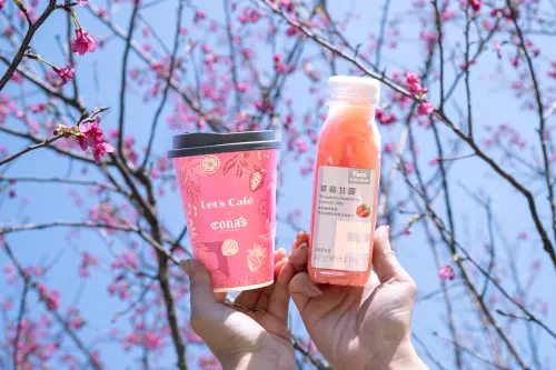 ▲Let’s Café草莓白巧可可與FamiCollection草莓甘露，粉色外型與櫻花完美搭配。（圖／全家提供）