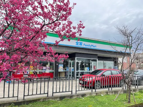 ▲「全家」八德櫻花店，其位處桃園八德區長安街與豐興路口，街道兩側種植滿滿櫻花樹。（圖／全家提供）