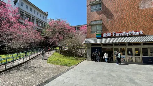 ▲平日限定的「全家」暨大人文店，座落暨南大學人文學院一樓。（圖／全家提供）