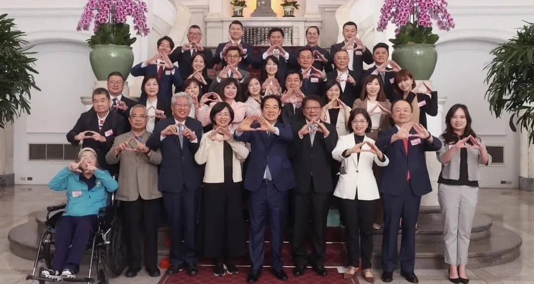 ▲總統賴清德去年曾在總統府比出德州撲克的「All in」手勢，劉彥澧認為代表劉清德支持德州撲克競技比賽，但事後民進黨表示，這是社團引用新北黨部的訪府照片，與競技無關。（圖／翻攝Ctpclub華人德州撲克競技臉書，2025.02.18）