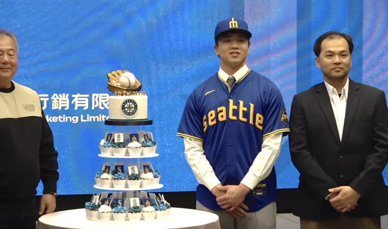 ▲畢業自鶯歌工商的火球男林鉑濬今（18）日與西雅圖水手舉行加盟儀式，簽約金為55萬美元（約合新台幣1800萬），另包含8.5萬獎學金，總額63.5萬（約合新台幣2080萬）的合約，成為水手隊史第13位台灣球員（圖／記者陳云茹攝）