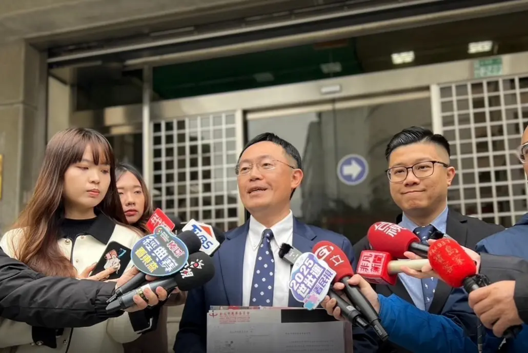 ▲李坤城質疑，為何三重黨部沒有紅包，是否有人從中攔截？呼籲國民黨中央應說清楚。（圖／李坤城辦公室提供）