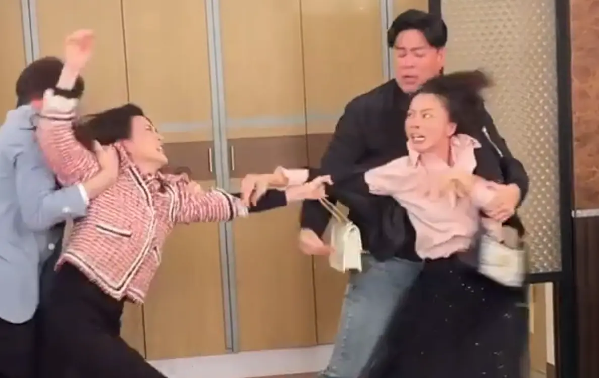 ▲侯怡君（右前）為戲暴打楚宣（左前）畫面曝光，同場演員劉至翰（右後）全程目睹，開玩笑說「女藝人現場專業互毆」。（（圖／劉至翰YouTube）