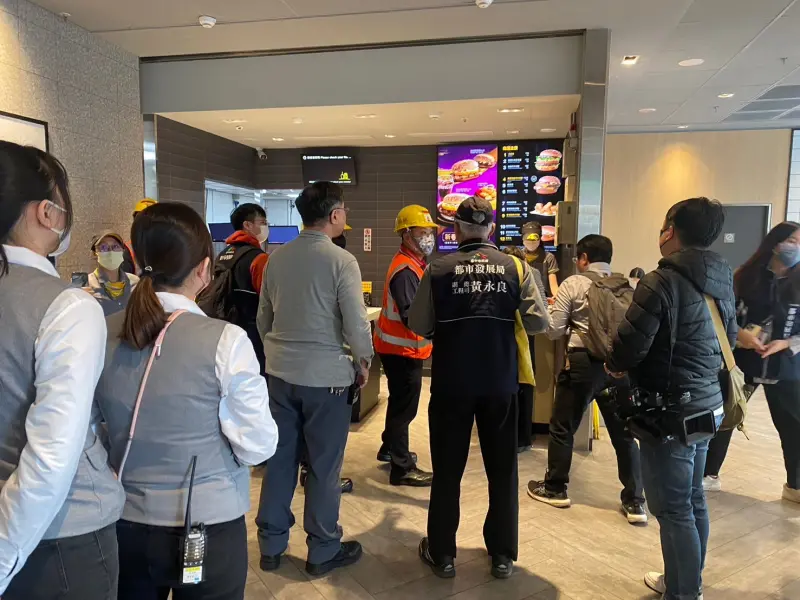 ▲中市府大型百貨商場公安稽查，查獲兩業者兩缺失將開罰(圖／都發局提供2025.2.18)