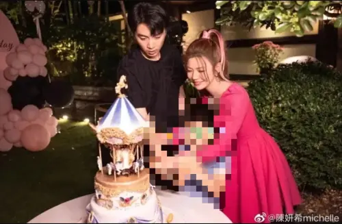 ▲陳妍希和陳曉兩人最後公開合照是在2023年5月的生日派對上。（圖／翻攝陳妍希微博）