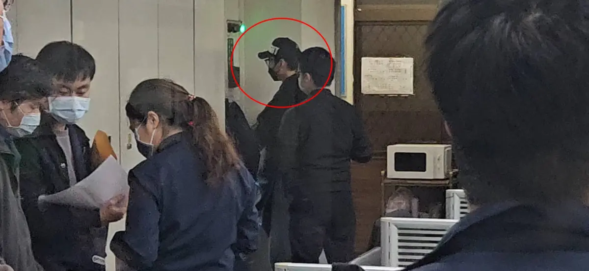 ▲涉嫌逃避兵役的藝人王大陸，上午到刑事局偵訊後，下午1時50分許，被移送新北地檢署複訊。（圖／記者劉松霖攝）