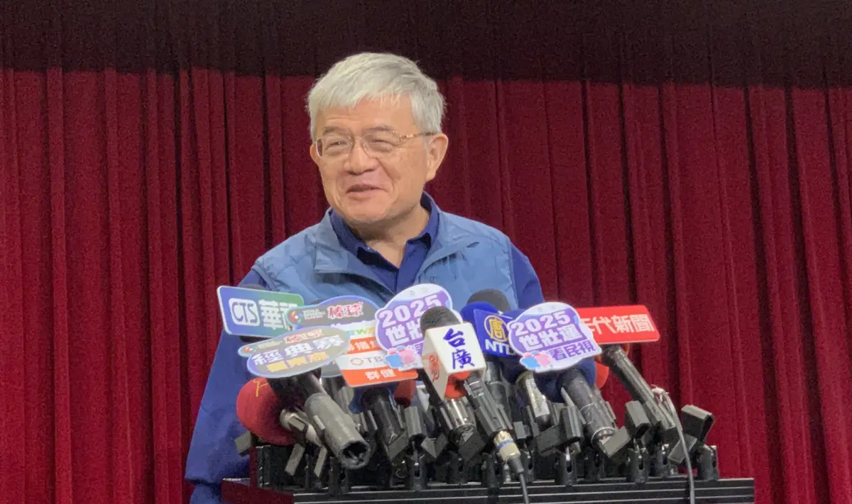 ▲「白髮叔」土木技師劉澤山笑稱被朋友出賣，隔天接了100多通電話。（圖／記者顏幸如攝，2025.02.18）