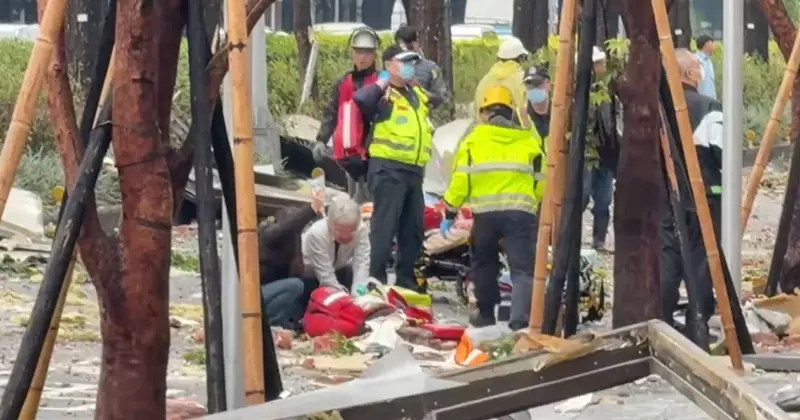 ▲網友拍下土木技師劉澤山對傷者進行CPR，男護理師在旁拿點滴。（圖／翻攝網路）