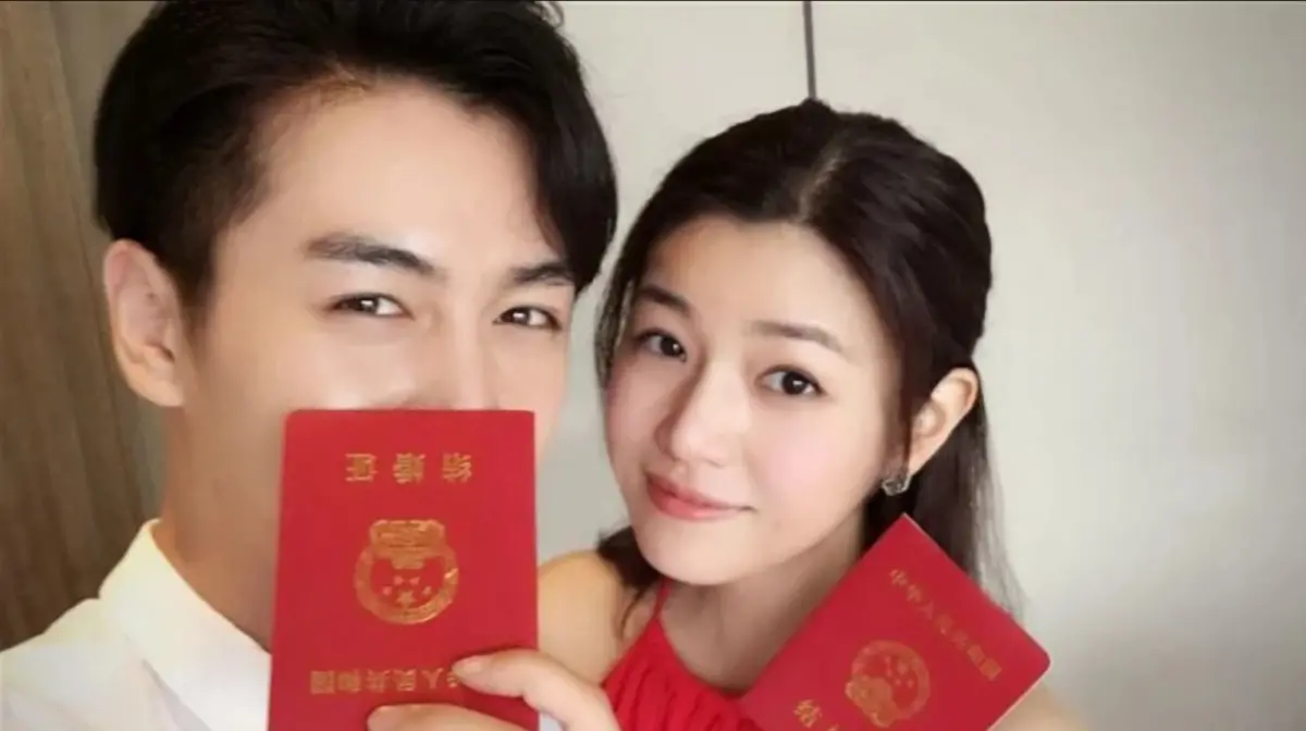 ▲陳曉（左）昨日宣布和陳妍希（右）離婚，于正過往文章也被挖出，他表示自己正將真實故事改寫成劇本，但隨後就有網友發現他說的人似乎就是陳曉和趙麗穎，對此于正回應，少考古、別八卦。（圖／陳曉微博）