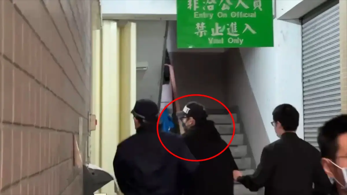 ▲涉嫌逃避兵役的33歲男星王大陸（紅圈），上午到刑事局偵訊後，下午1時50分許，被移送至新北地檢署複訊，由於超過緩徵年限，他將被排在3月入伍。（圖／記者劉松霖攝）