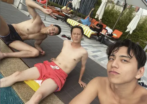 ▲王大陸(右)曾和阮經天(左)一起游泳、戲水,他因涉嫌逃兵、造假被捕,阮經天也曾因30歲後才服役,被網友列出「演藝圈4大閃兵」之一。(圖/摘自IG) ▲王大陸(右)曾和阮經天(左)一起游泳、戲水,他因涉嫌逃兵、造假被捕,阮經天也曾因30歲後才服役,被網友列出「演藝圈4大閃兵」之一。(圖/摘自IG)