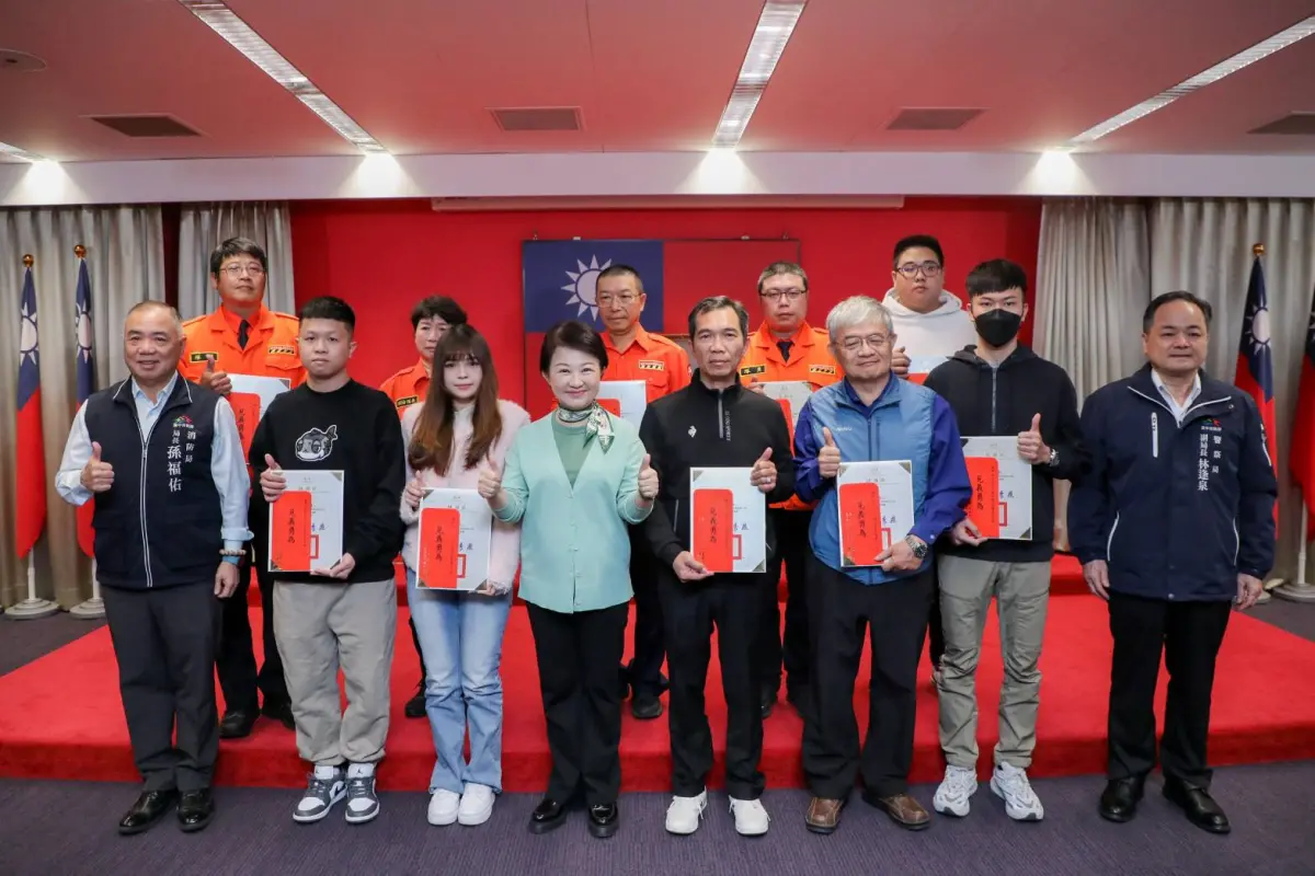 ▲市長盧秀燕表揚新光三越氣爆案協助救災民眾(圖／市政府提供2025.2.18)