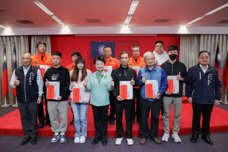 ▲市長盧秀燕表揚新光三越氣爆案協助救災民眾(圖／市政府提供2025.2.18)