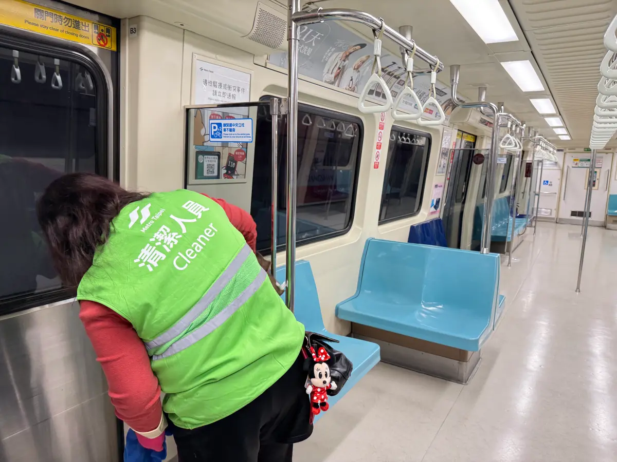 ▲台北捷運是不少通勤族的移動工具之一，但近日有網友反應淡水信義線有尿騷味，引起廣大迴響。（圖／記者周淑萍攝）