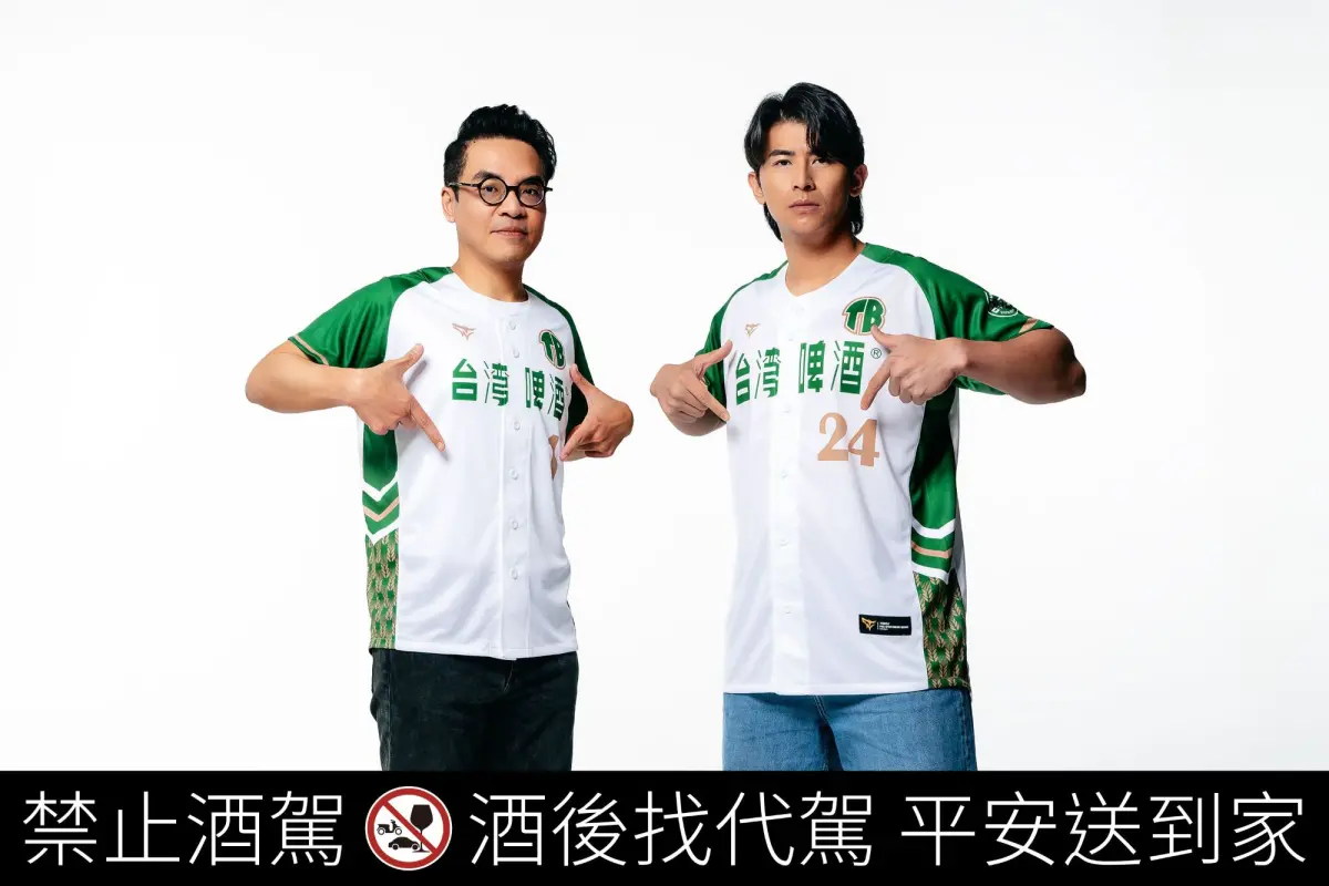 ▲隨著棒球國際賽事即將登場，台灣啤酒悄悄釋出全新品牌計畫，以「挺台灣棒球」為核心精神，邀請陳傑憲擔任品牌代言人，台灣菸酒公司董事長湯期安（左）也透露這次合作契機。（圖／台灣菸酒公司提供）※【NOWnews 今日新聞】提醒您 酒後不開車，飲酒過量有礙健康！