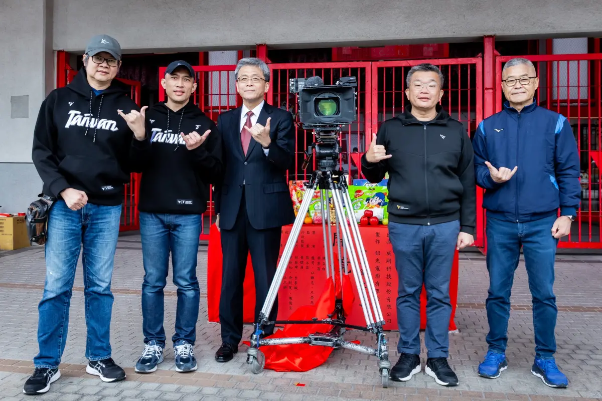 ▲《冠軍之路》紀錄片開拍左起韶光電影有限公司監製張永昌、導演龍男•以撒克•凡亞思、威剛科技股份有限公司林天瓊副總經理、中華職棒聯盟會長蔡其昌、秘書長楊清瓏。（圖／威剛科技股份有限公司提供）