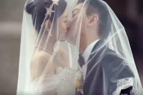 陳妍希 ▲陳妍希過去在婚禮上與陳曉的婚紗吻,至今仍在網路上流傳。(圖/翻攝微博)