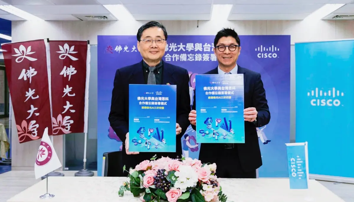 ▲佛光大學校長趙涵㨗（左）與思科台灣總經理林岳田(右)簽約。（圖／佛光大學）