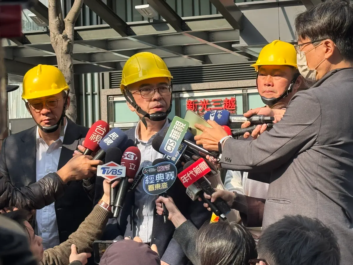 ▲新光三越營業本部副本部長謝英明副總，今（18）日受訪說明3500名櫃哥櫃姐的人員安置規劃。（圖／讀者提供）